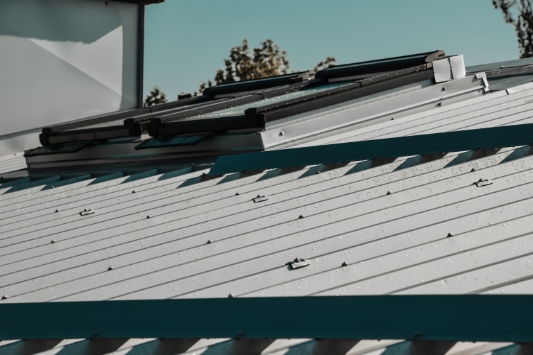proaktiv-dach-dachdecker-spengler-steiermark-dachsanierung-flachdach-dachflaechenfenster-hochkoffler
