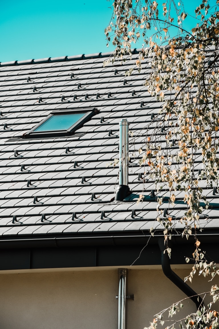 proaktiv-dach-dachdecker-spengler-steiermark-steildach-dachflaechenfenster-baum-stanek