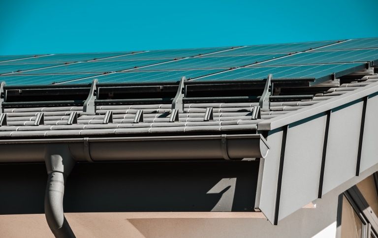 proaktiv-dach-dachdecker-spengler-steiermark-steildach-dachrinne-solarpanel-giebelblech-stanek