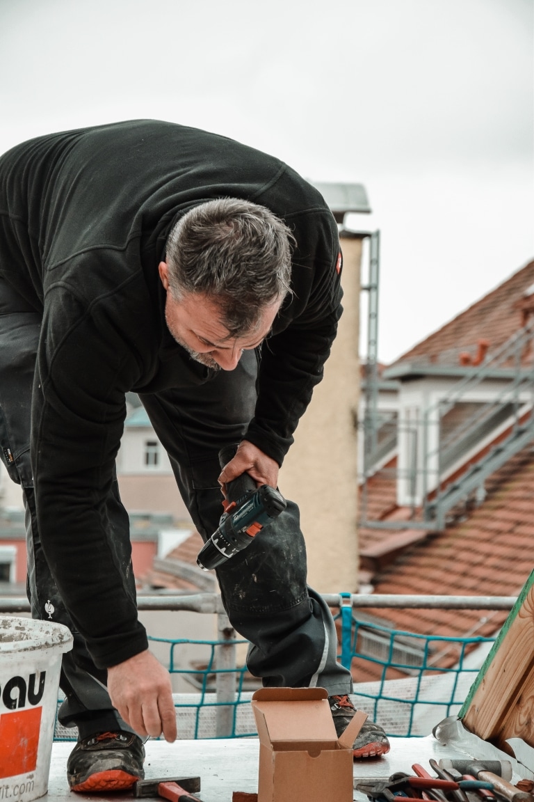 proaktiv-dach-dachdecker-spengler-steiermark-neubau-steildach-mitarbeiter-balkon