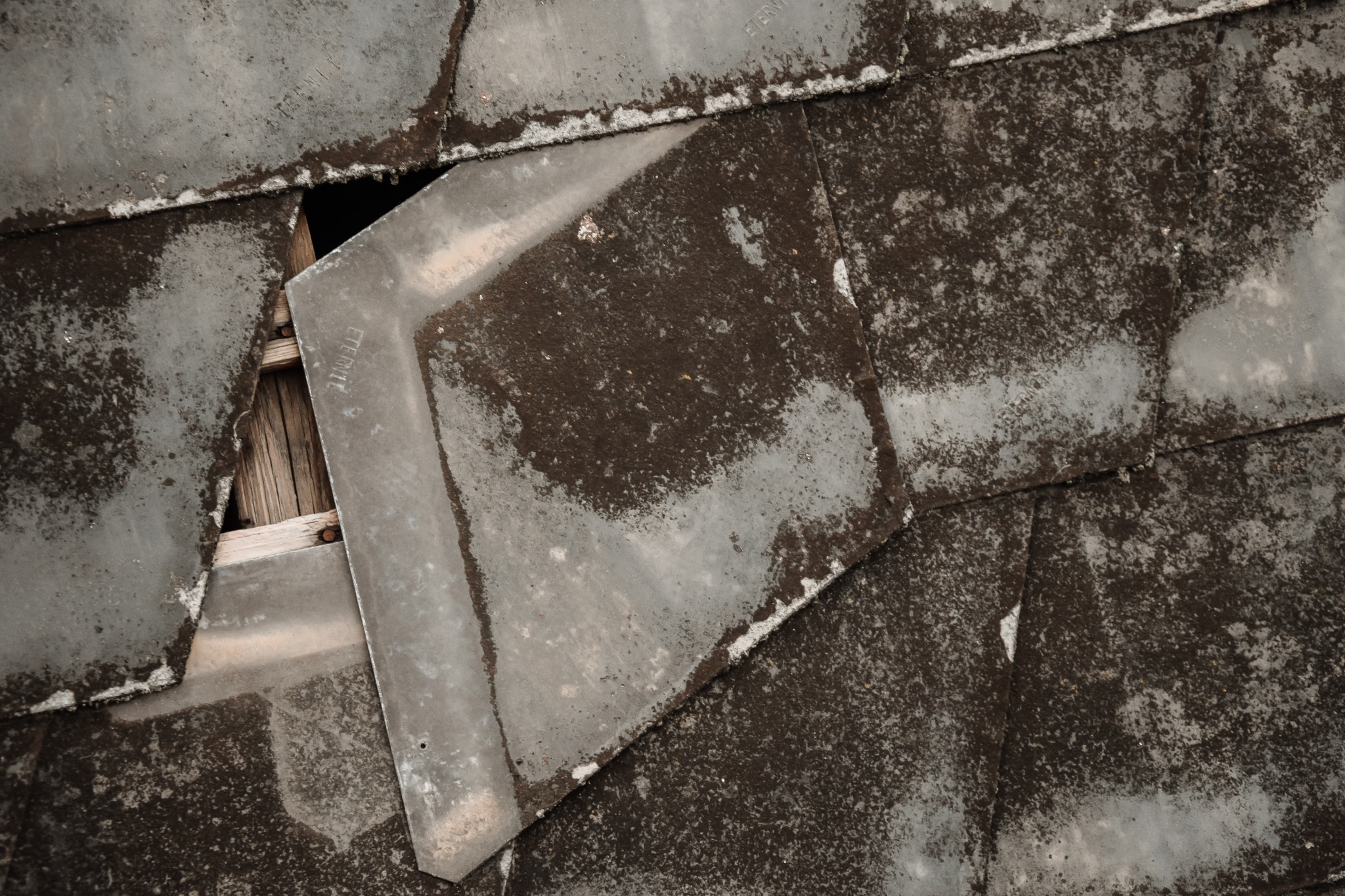 proaktiv-dach-dachdecker-spengler-steiermark-reparatur-steildach-dachschindeln-gebrochen