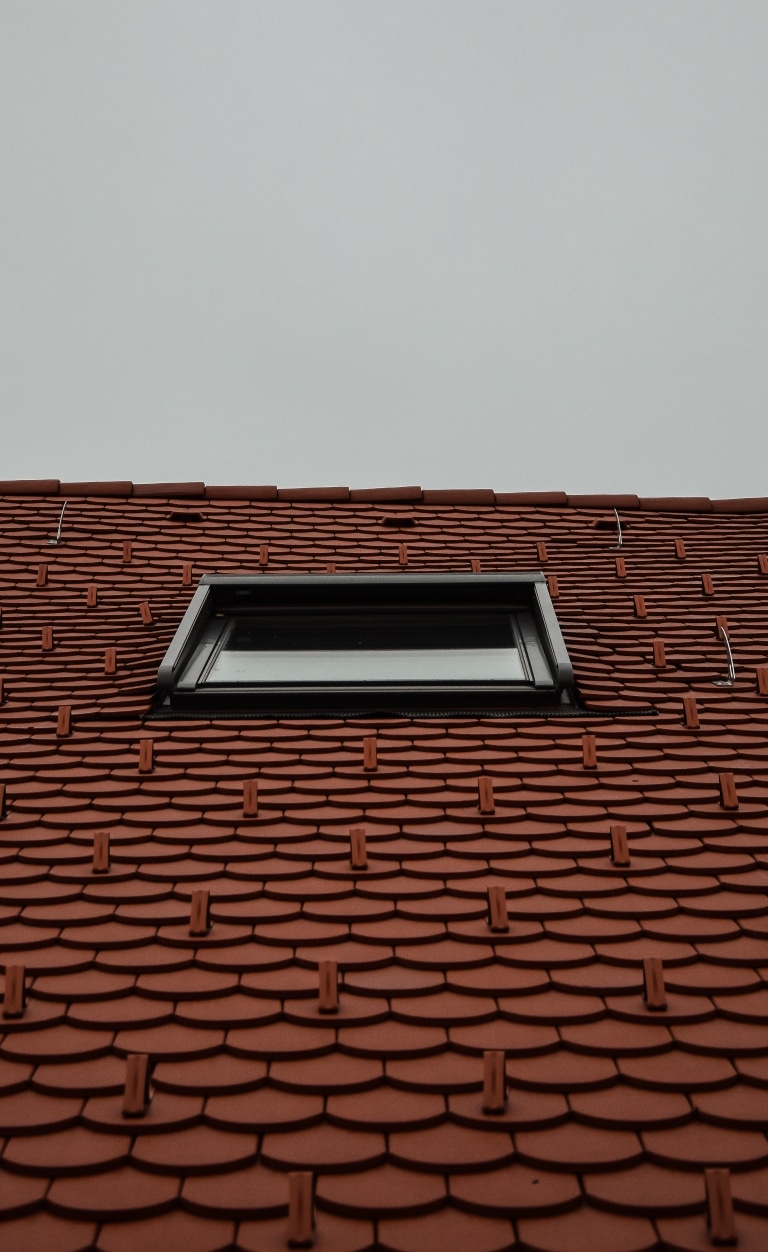 proaktiv-dach-dachdecker-spengler-steiermark-neubau-steildach-dachflaechenfenster-frontal-himmel
