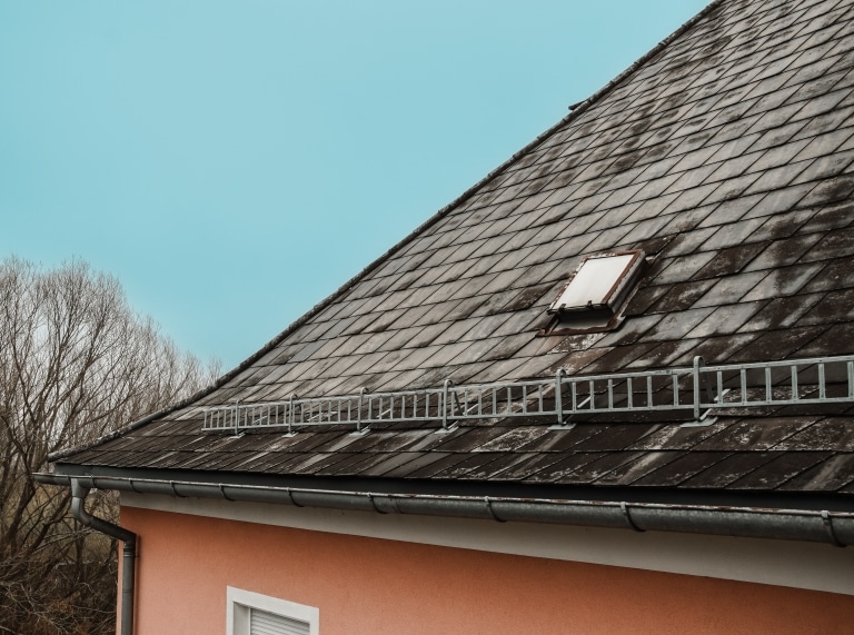 proaktiv-dach-dachdecker-spengler-steiermark-reparatur-steildach-beschaedigungen